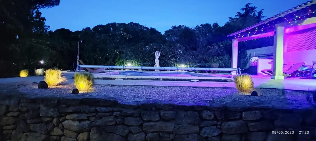 Offrez-Vous Un Sejour Dans Notre Gite A Entressen Une Grande Piscine Pour Se Rafraichir ,Un Espace De Jeux Pour Enfants Pour Des Heures De Divertissement Un Terrain De Petanque Pour Des Parties Endiablees Ngoại thất bức ảnh